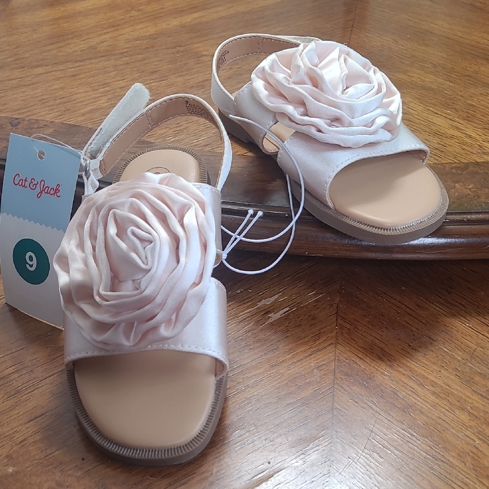 New with tags! Cat & Jack Ivory Nellie Girls 9 Sandals with Rosette Detail
